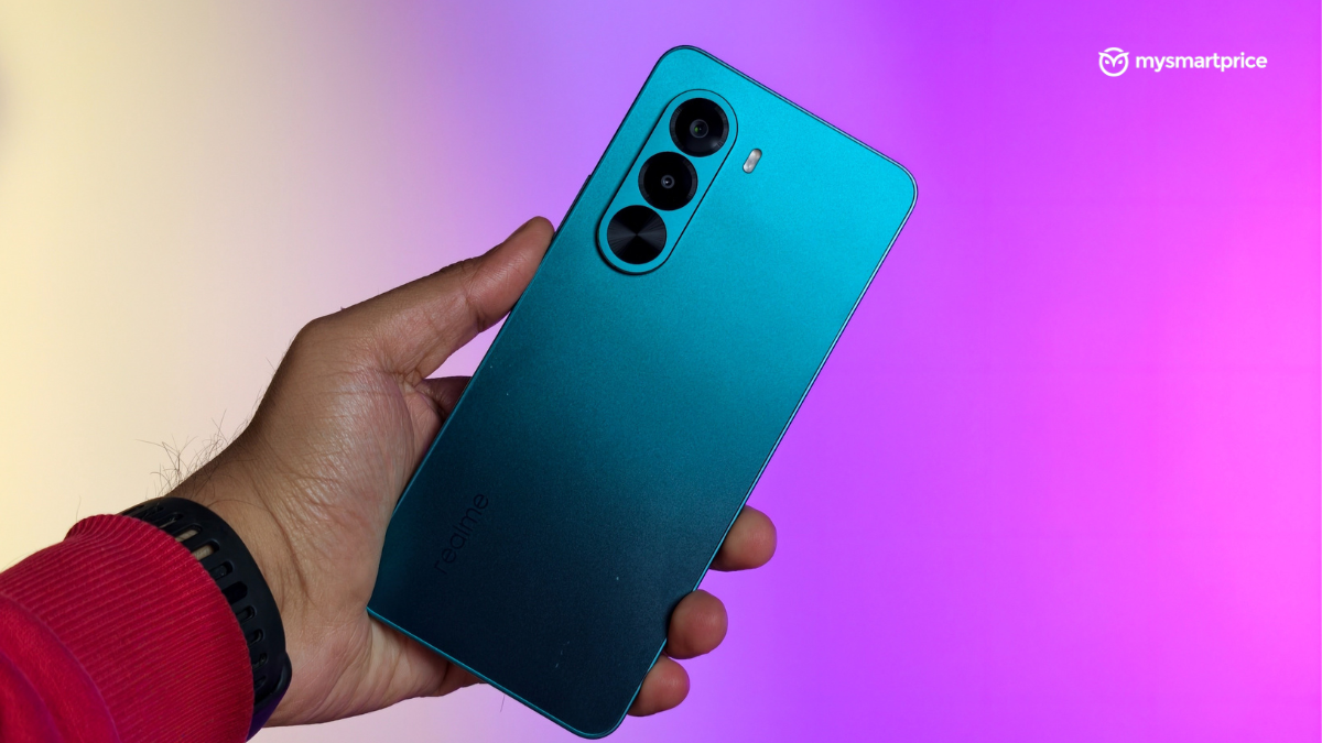 Realme P4x in Hand