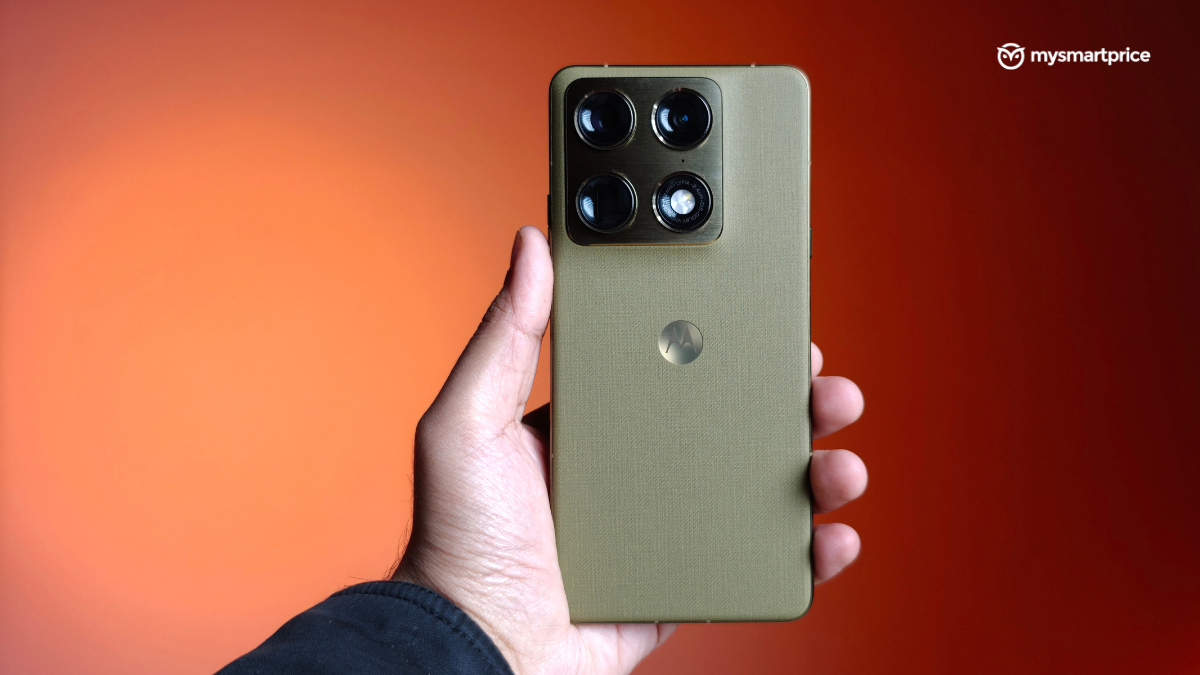 Motorola Signature in hand